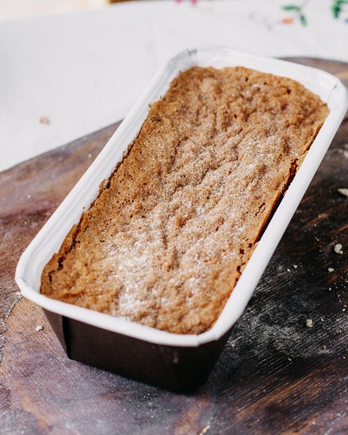 Nusskuchen gebacken lecker lecker süß auf braunem Holz Schreibtisch