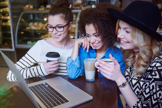 Kostenloses Foto nutzung eines laptops mit kostenlosem wlan im café