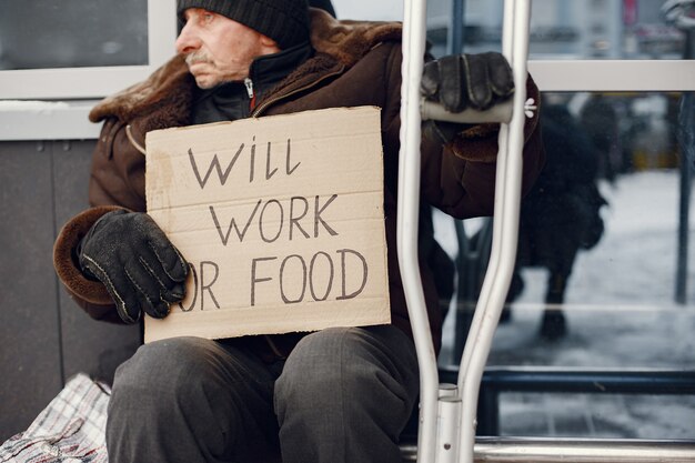 Obdachlose sitzen in der Nähe des Gebäudes.