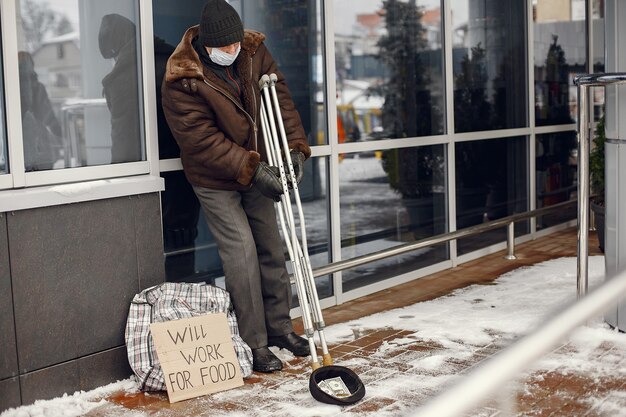 Obdachlose stehen in der Nähe des Gebäudes.