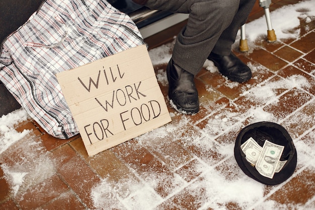 Kostenloses Foto obdachlose stehen in der nähe des gebäudes.