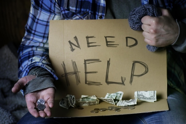 Obdachloser bittet um hilfe