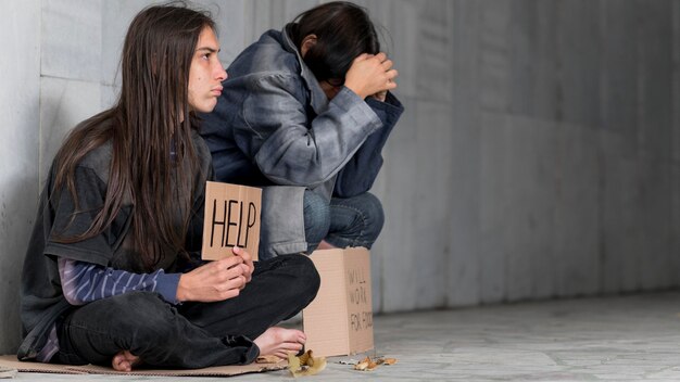 Obdachloser, der um Hilfe bittet