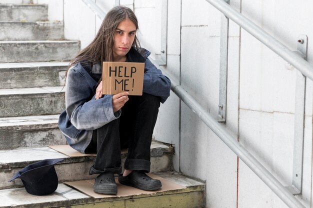 Kostenloses Foto obdachloser, der um hilfe bittet