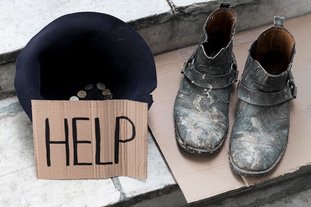 Kostenloses Foto obdachloser, der um hilfe bittet