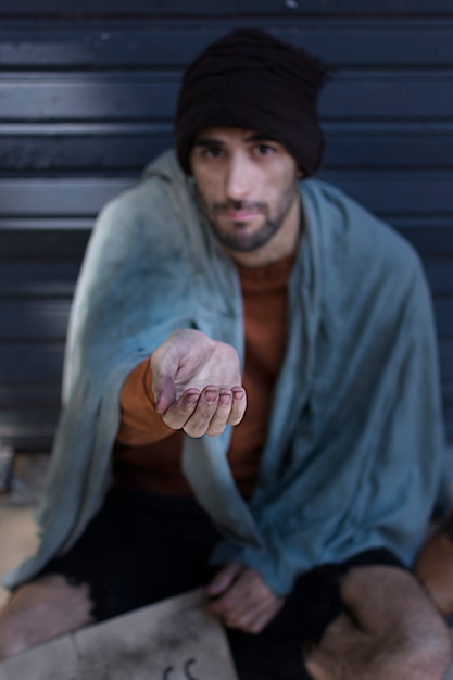 Obdachloser Mann bettelt um Geld hohe Sicht