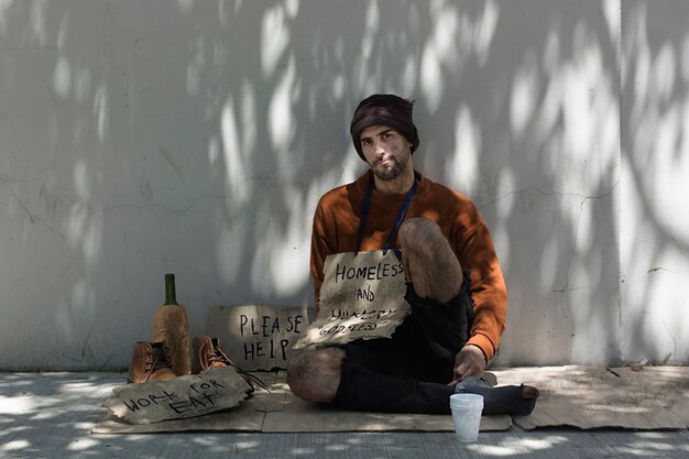 Obdachloser Mann mit Alkohol Vorderansicht