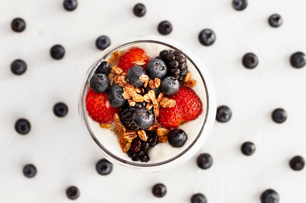 Oben Ansicht Erdbeer- und Blaubeerjoghurt