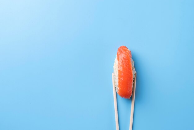 Oben Ansicht Essstäbchen mit Sushi