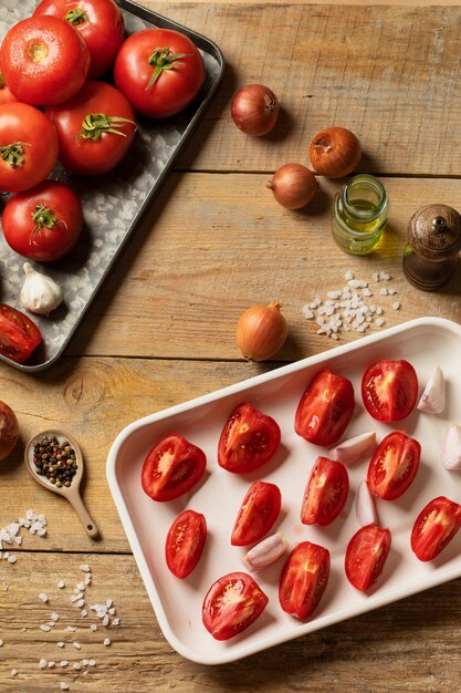Kostenloses Foto oben ansicht fach mit tomaten und zwiebeln