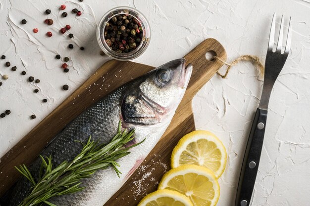 Oben Ansicht Fisch mit Kräutern und Zitrone