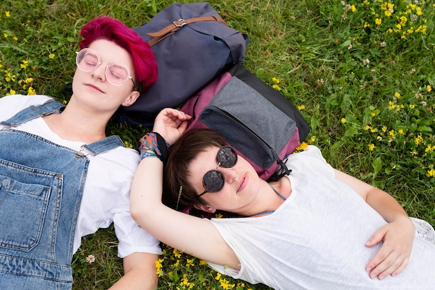 Kostenloses Foto oben ansicht freunde, die auf gras liegen