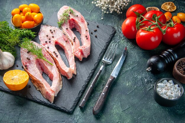 oben Ansicht frische Fischscheiben mit grünen Tomaten und Kumquats auf dunkler Oberfläche Ozeanfleisch rohes Foto Meeresfrüchte Farbe Abendessen Wasser Mahlzeit