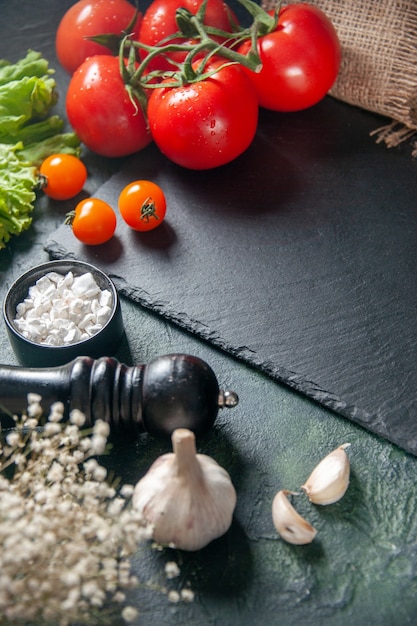 oben Ansicht frische rote Tomaten auf dunklem Hintergrund