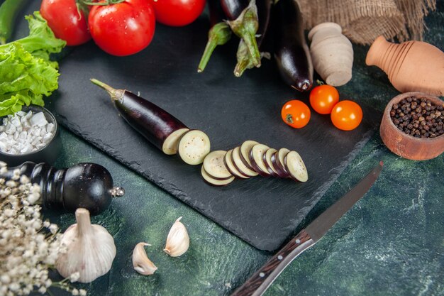 oben Ansicht frische rote Tomaten mit Auberginen auf dunklem Hintergrund