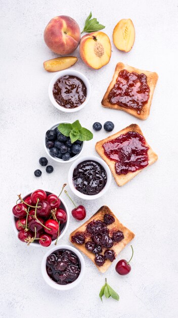 Oben Ansicht köstliche Fruchtmarmelade auf Brot