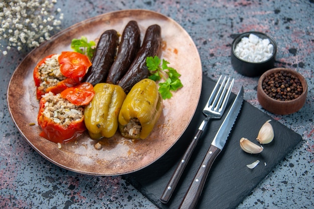 oben Ansicht köstliche Gemüsedolma Mahlzeit gefüllt mit Hackfleisch auf blauem Hintergrund