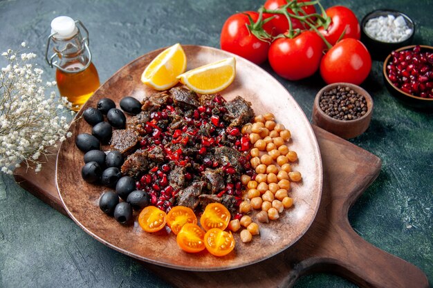 oben Ansicht leckere Fleischscheiben gebratene Mahlzeit mit Früchten innerhalb Platte auf dunkelblauem Hintergrund