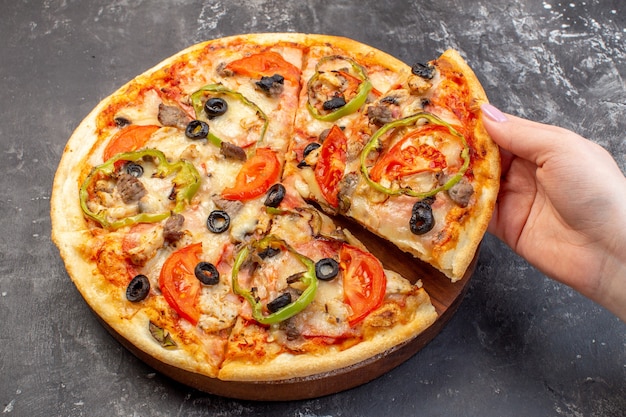 Oben ansicht leckere käsepizza in scheiben geschnitten und auf grauer oberfläche serviert Premium Fotos