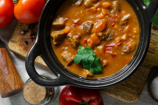 Oben Ansicht leckeres Gulasch und Tomaten