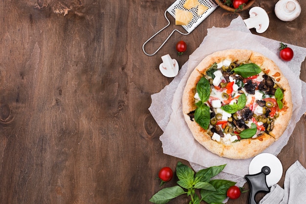 Kostenloses Foto oben ansicht pizza auf holzhintergrund