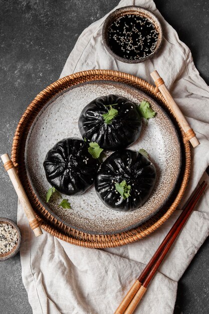 Oben Ansicht traditionelles asiatisches Essen auf Teller