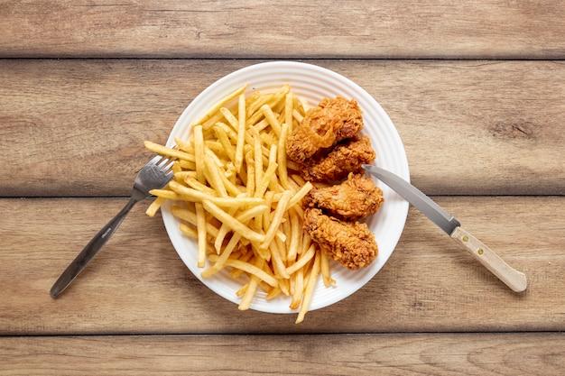 Kostenloses Foto oben frittiert und knusprig auf teller