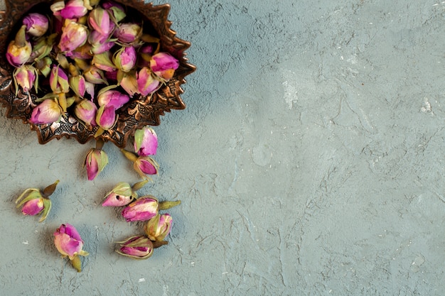 Kostenloses Foto oben getrocknete rosenknospen auf blau