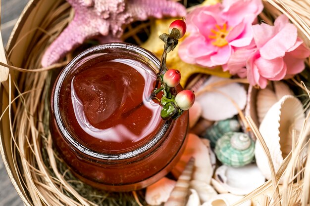 Oben Nahansicht des Cocktails im Glas in der Schachtel mit Muscheln und Seesternen