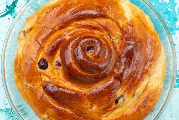 Oben Nahansicht Kirschkuchen ganz mit Kirschen innen auf hellblau, Kuchen Kuchen süßen Zucker gebacken