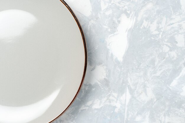 Oben Nahansicht leere runde Platte auf weißer Wandplatte Küche Lebensmittel Foto Besteck Farbe