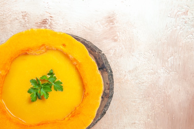 Oben nahaufnahme einer suppe eine appetitliche suppe mit kräutern im kürbis