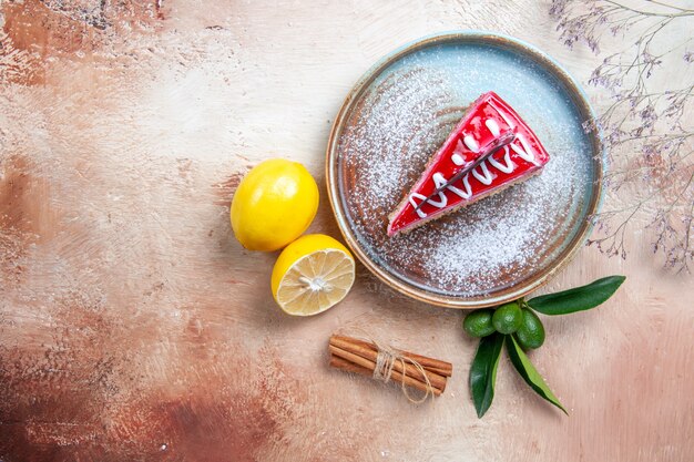 Oben Nahaufnahme eines Kuchentellers Kuchen mit Saucen Zitrusfrüchten Zimtstangen