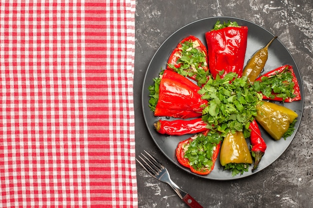 Oben Nahaufnahme Platte der Paprika Gabel Platte der Paprika neben der karierten Tischdecke