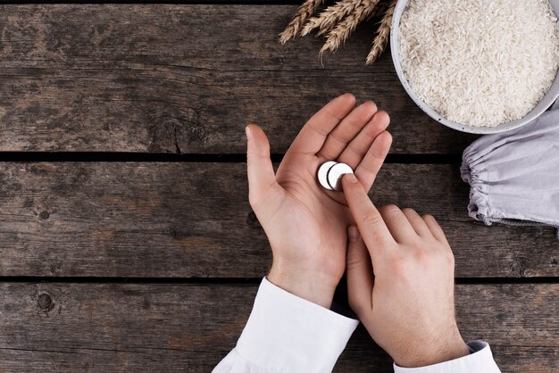 Oben sehen Sie die Hand, die Silbermünzen hält