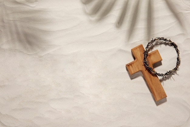 Kostenloses Foto oben sehen sie holzkreuz und dornenkrone