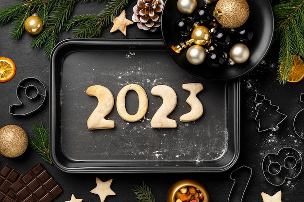 Oben sehen Sie Kekse auf Tablett Neujahrsfeier