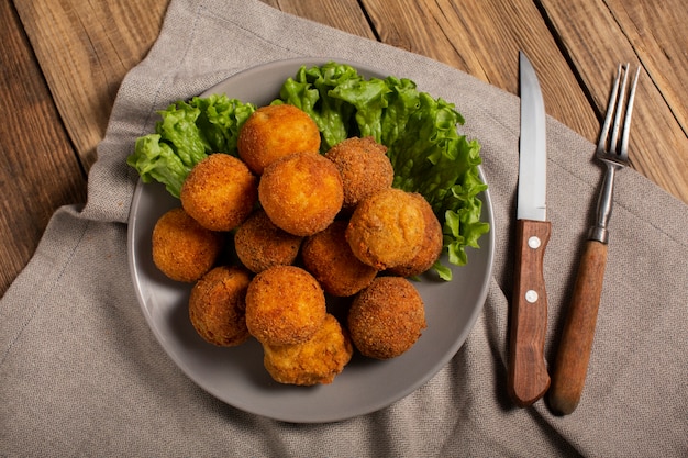 Oben sehen Sie köstliche gebratene Lebensmittelkroketten