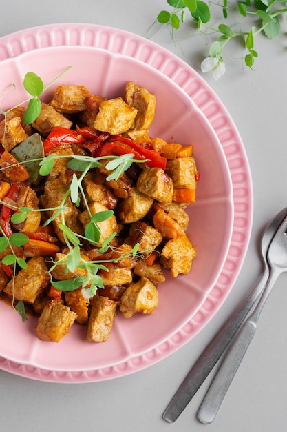 Kostenloses Foto oben sehen sie köstliches gulasch mit kräutern an