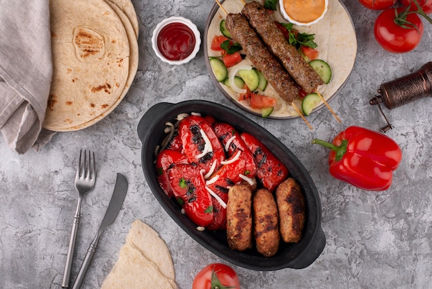 Oben sehen Sie köstliches serbisches Essen auf dem Tisch