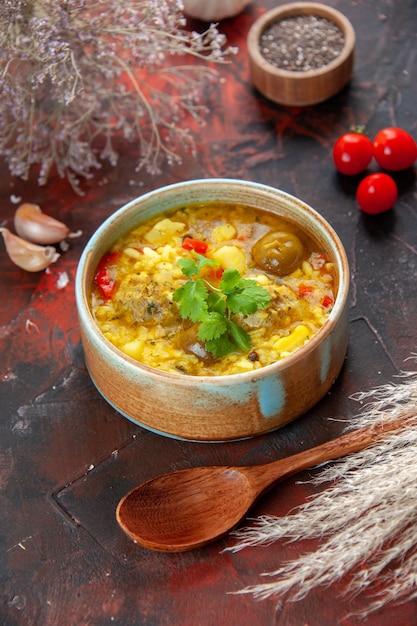 Oben sehen Sie leckere Fleischsuppe mit Kartoffeln und Reis in einem kleinen Teller auf dunkler Oberfläche Gericht Restaurantküche Essen Salat Küche Abendessen