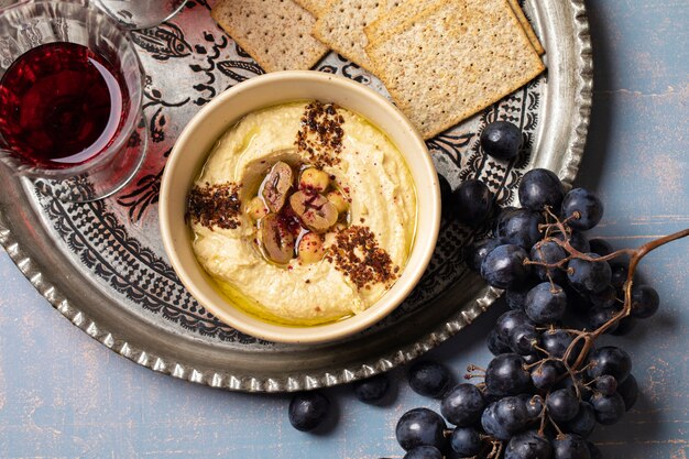 Oben sehen Sie leckeren Hummus auf Teller-Stillleben