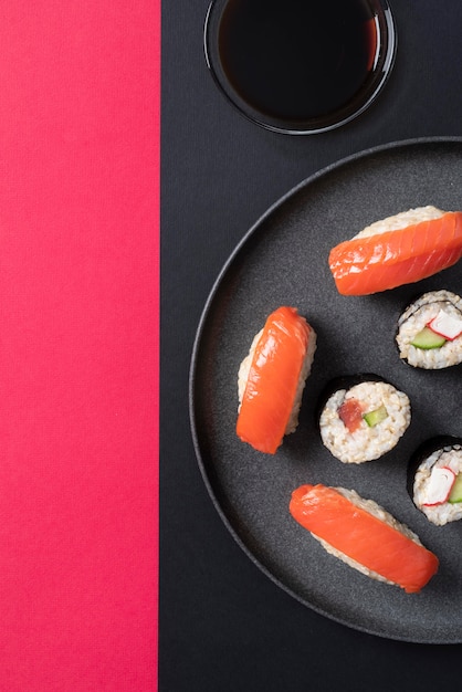Oben sehen Sie leckeres Sushi auf dem Teller