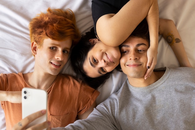 Oben sehen Sie Partner, die ein Selfie im Bett machen