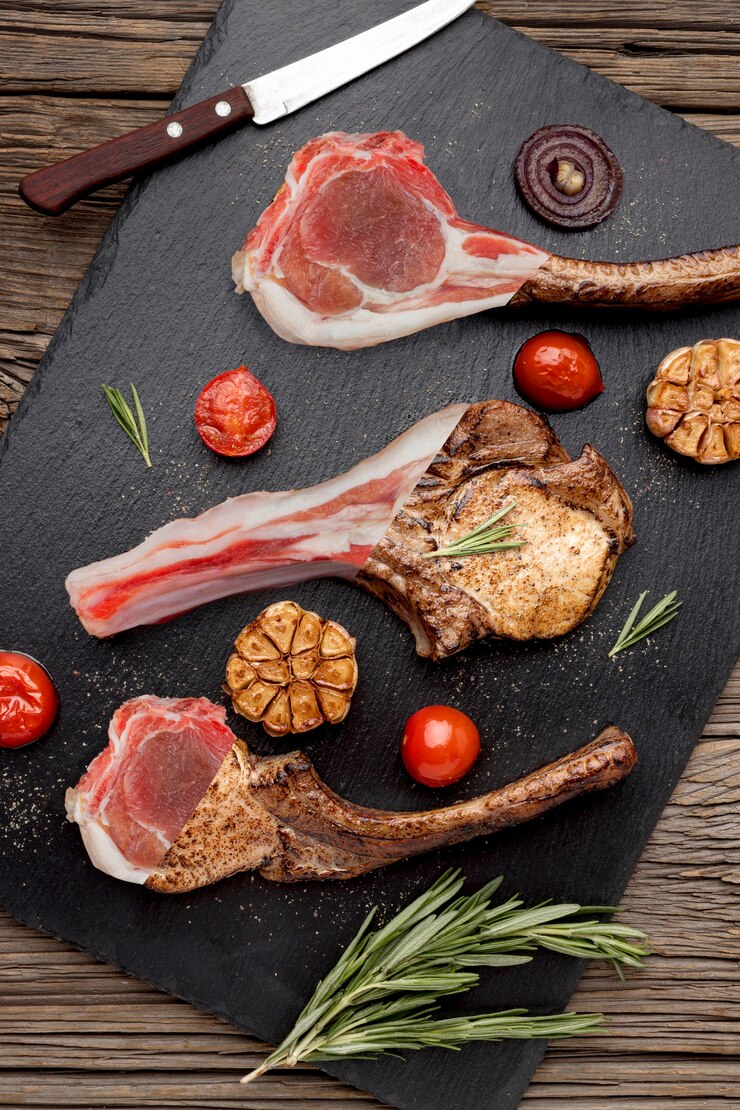 Kostenlose Foto oben sehen sie rohes vs. gekochtes fleisch