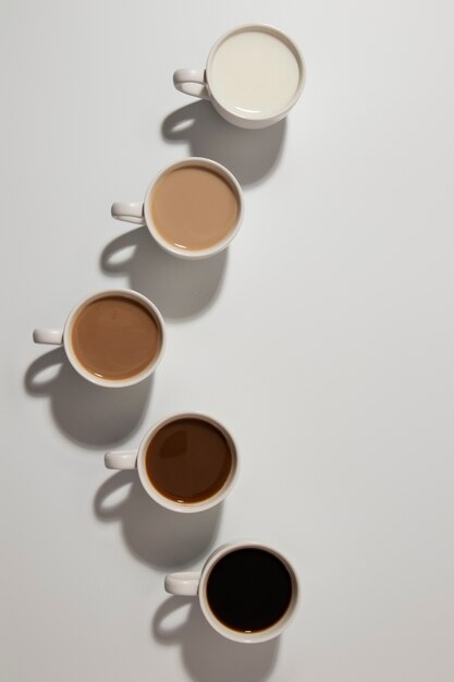 Oben sehen Sie verschiedene Anordnungen von Kaffeetassen