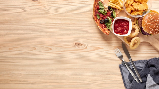 Oben sehen Sie Zusammenstellung mit köstlichem Essen und Kopieraum