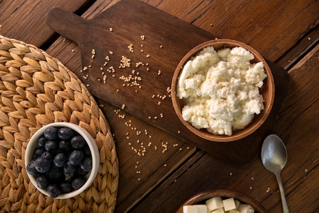 Kostenloses Foto obenansicht schüssel mit leckerem käse