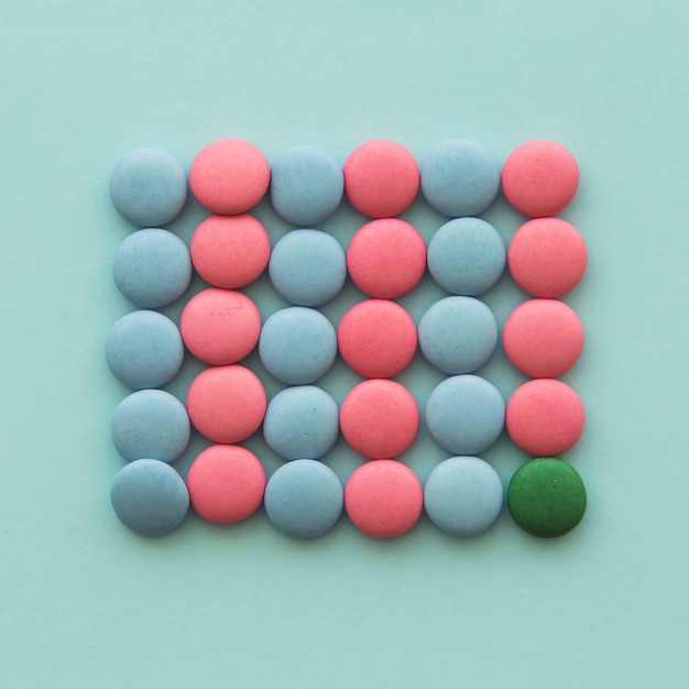 Obenliegende Ansicht der grünen Süßigkeit mit den rosa und blauen Süßigkeiten