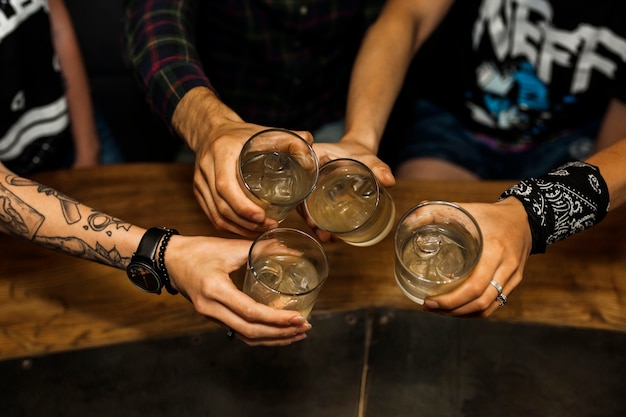 Kostenloses Foto obenliegende aussicht von den freunden, die glas cocktails halten